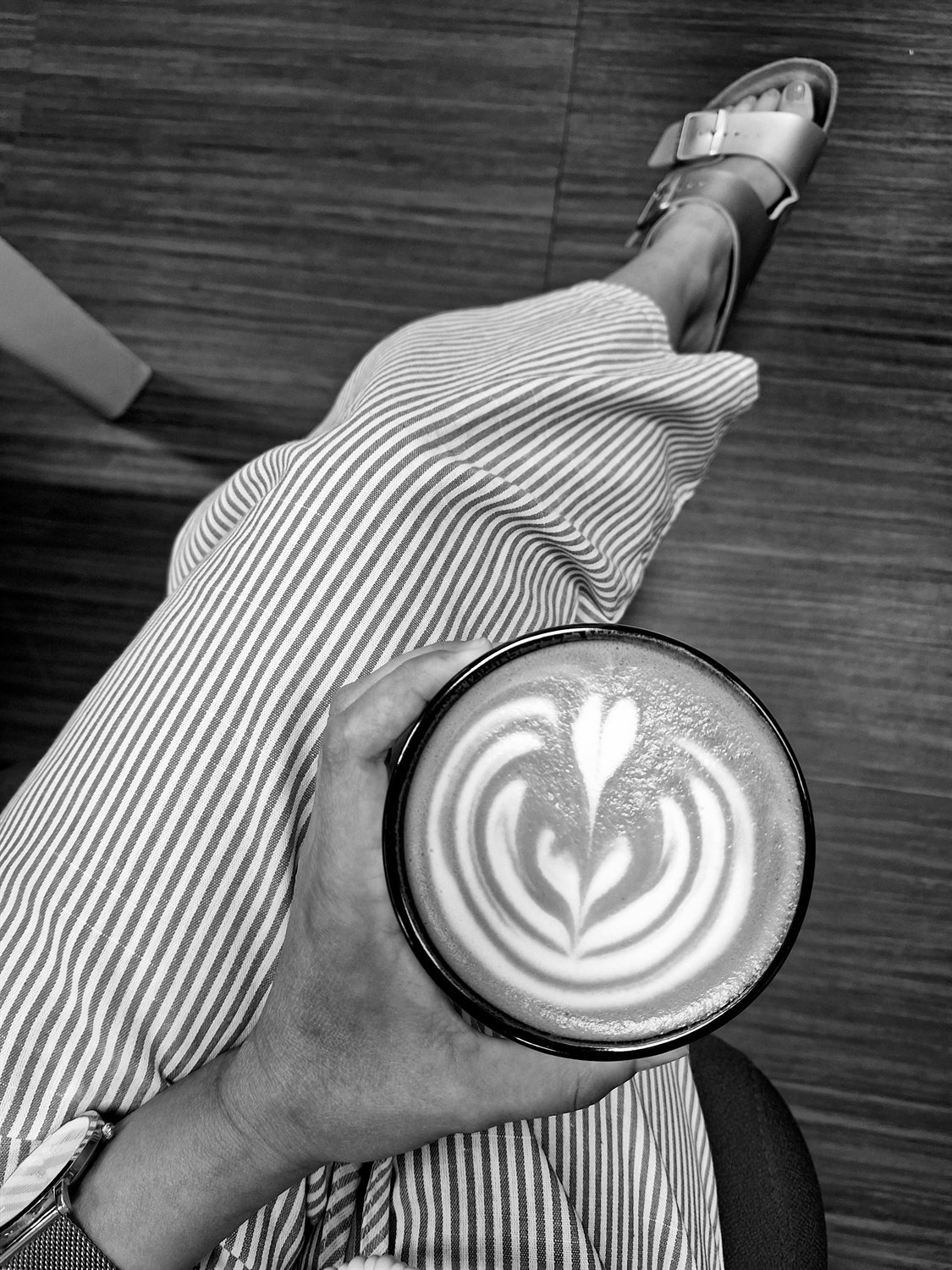 Cappuccino mit Latte Art, von oben aufgenommen